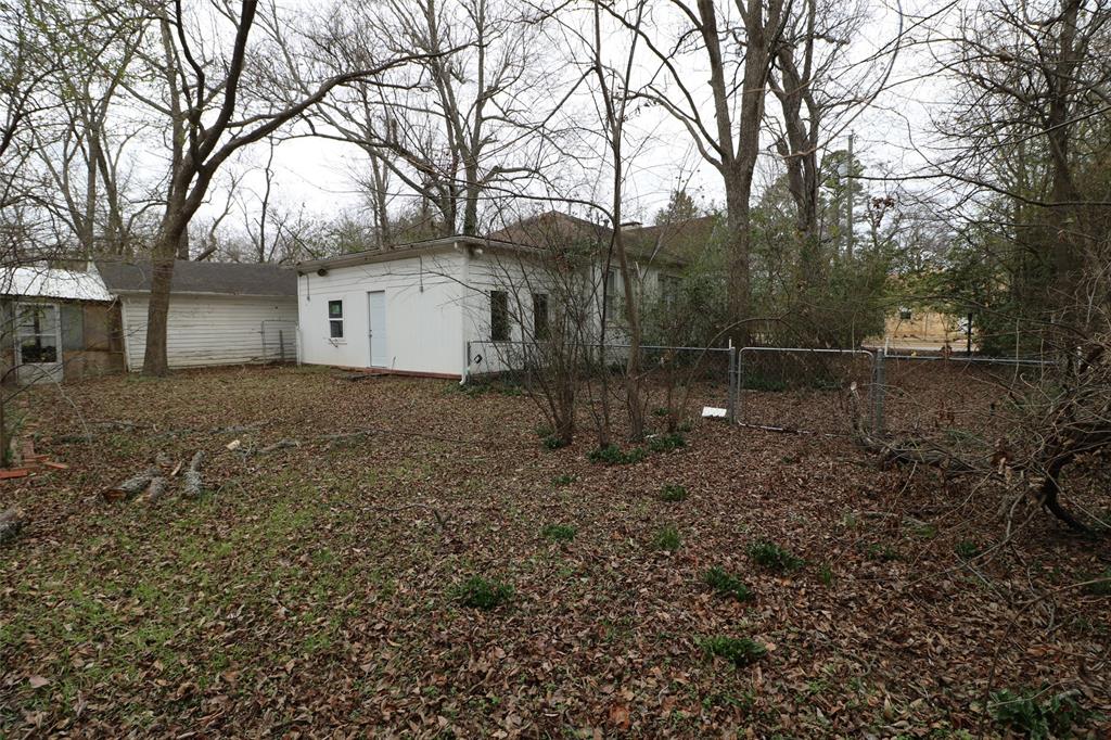 2332 Simpson Street Paris, TX 75460 - Photo 7 of 16 a backyard of a house with lots of green space