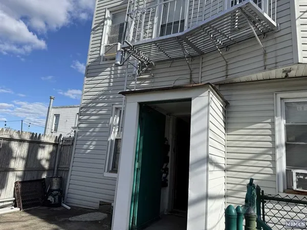 $1,300 | 6101 Newkirk Avenue, Unit 3, North Bergen, NJ 07047