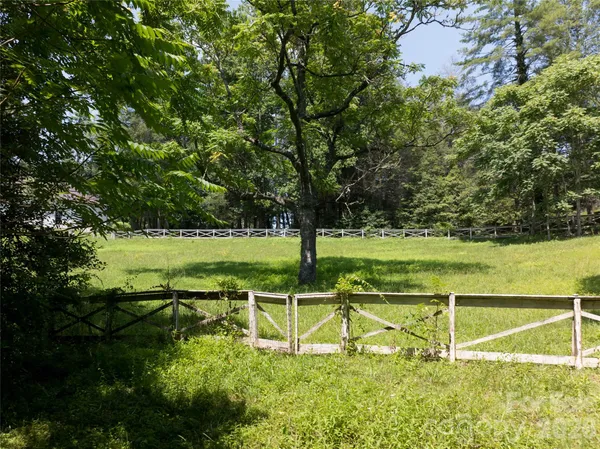 $1,100,000 | 34 Oakgate Drive, Hendersonville, NC 28739