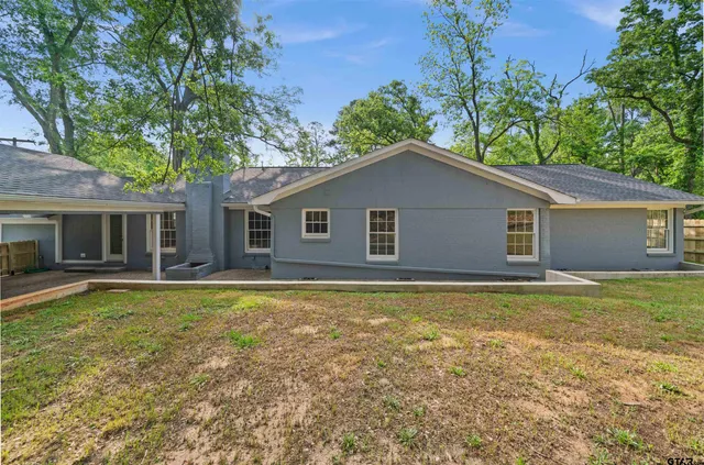 a view of a backyard