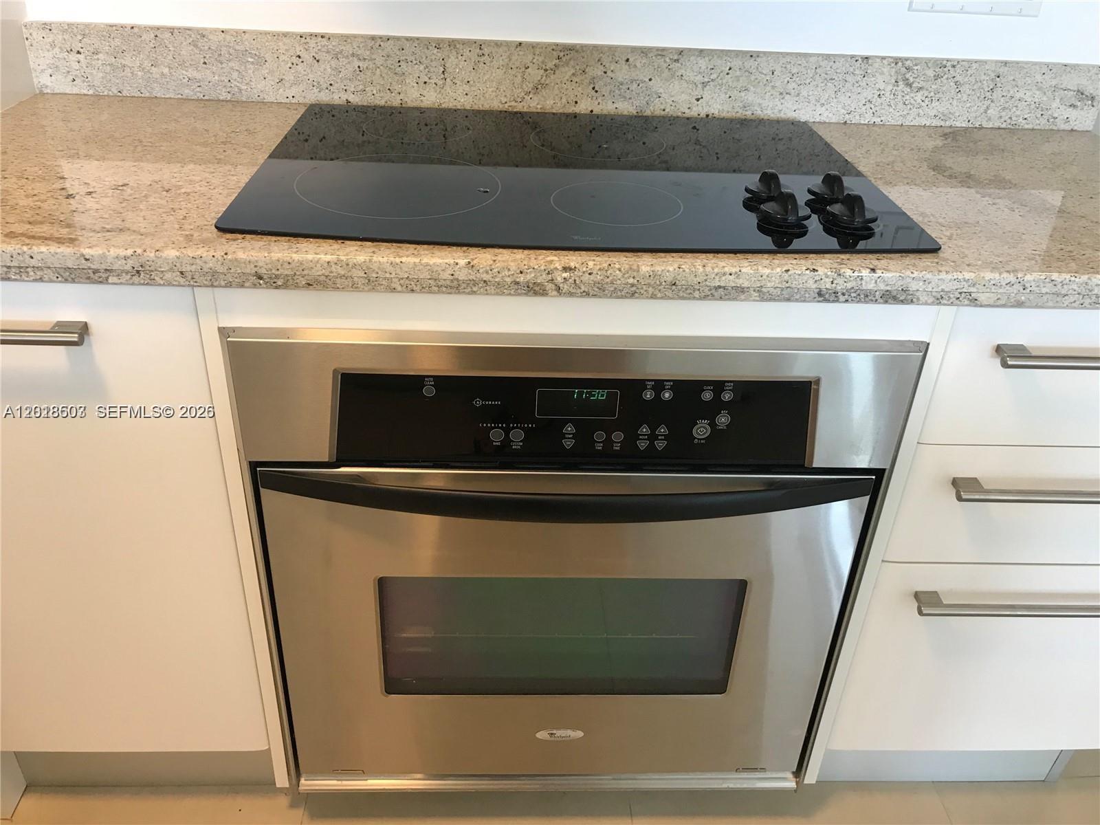 185 Southwest 7th Street, Unit 2805 Miami, FL 33130 - Photo 4 of 6 a close view of stove