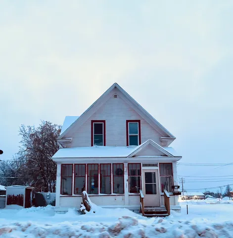 $900 | 605 Ellis Avenue South, Ashland, WI 54806