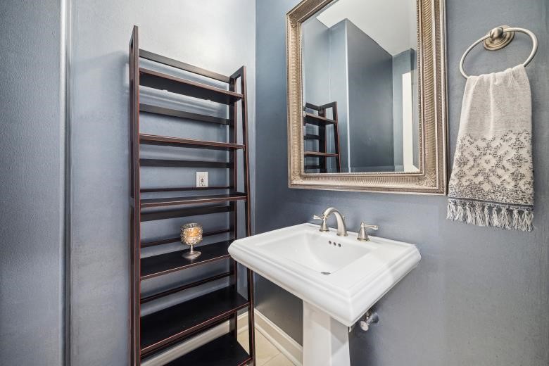 914 Main Street, Unit 1204 Houston, TX 77002 - Photo 16 of 34 Nicely appointed half bath at entry.