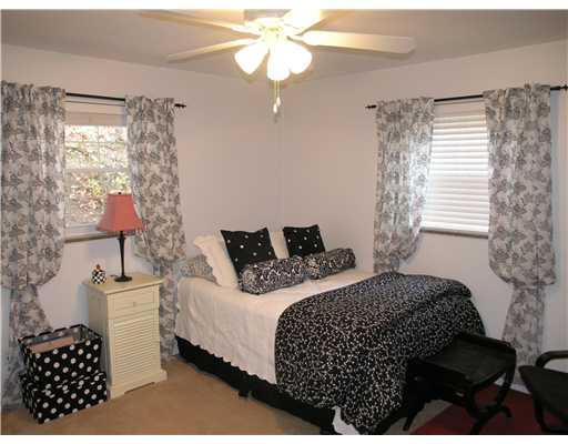 139 Oakhurst Road Pittsburgh, PA 15215 - Photo 11 of 16 Bedroom. Second bedroom.