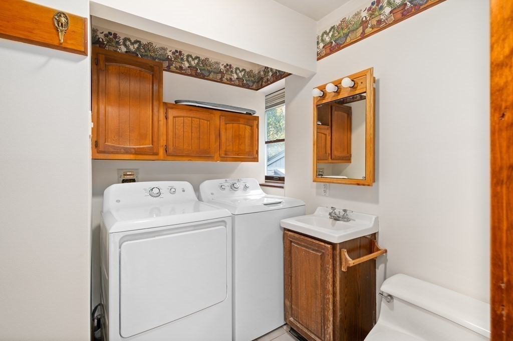 137 Fomer Road Southampton, MA 01073 - Photo 26 of 42 a utility room with dryer and washer