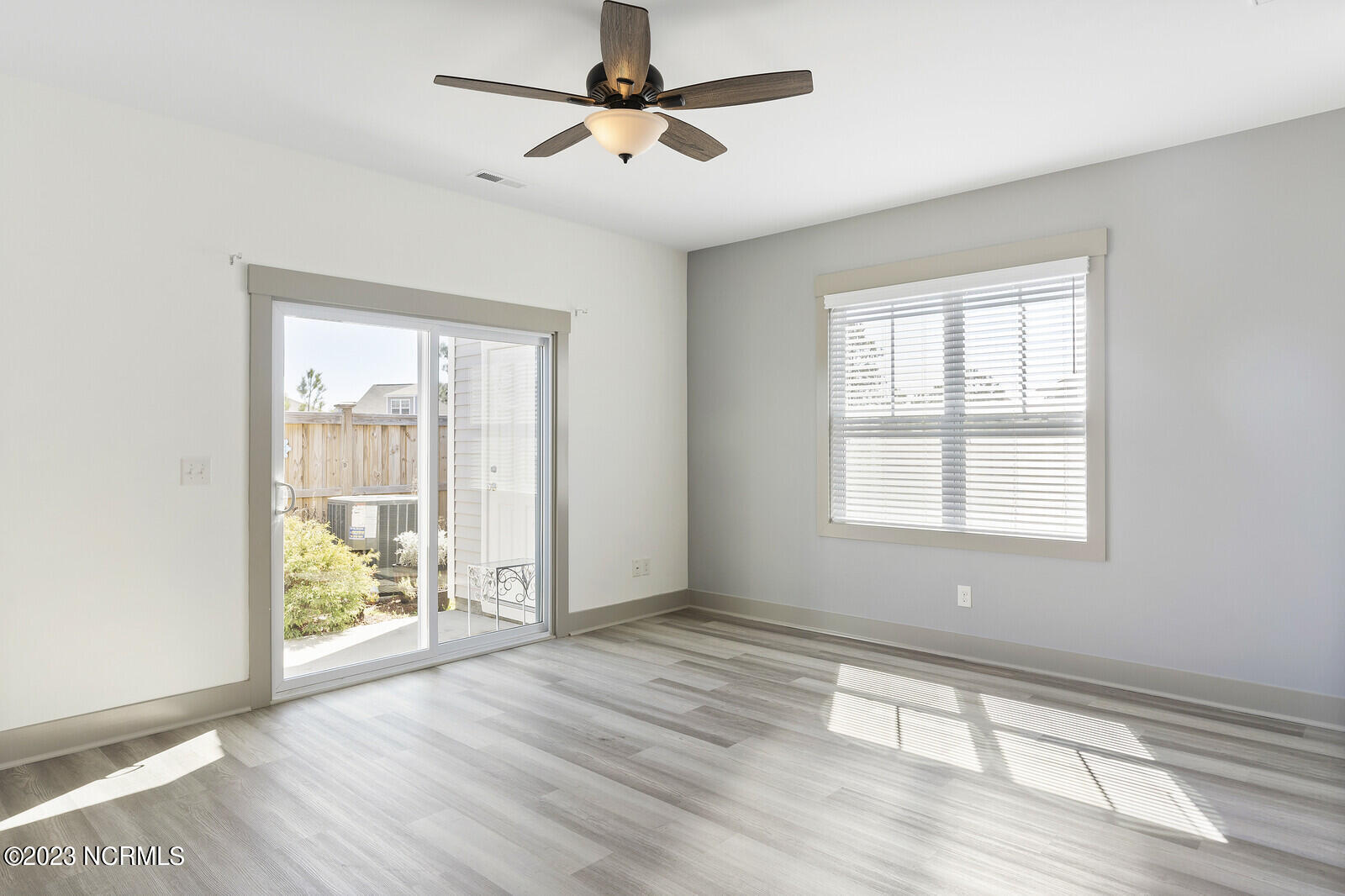 8223 Paramount Point Winnabow, NC 28479 - Photo 14 of 34 Livingroom 4