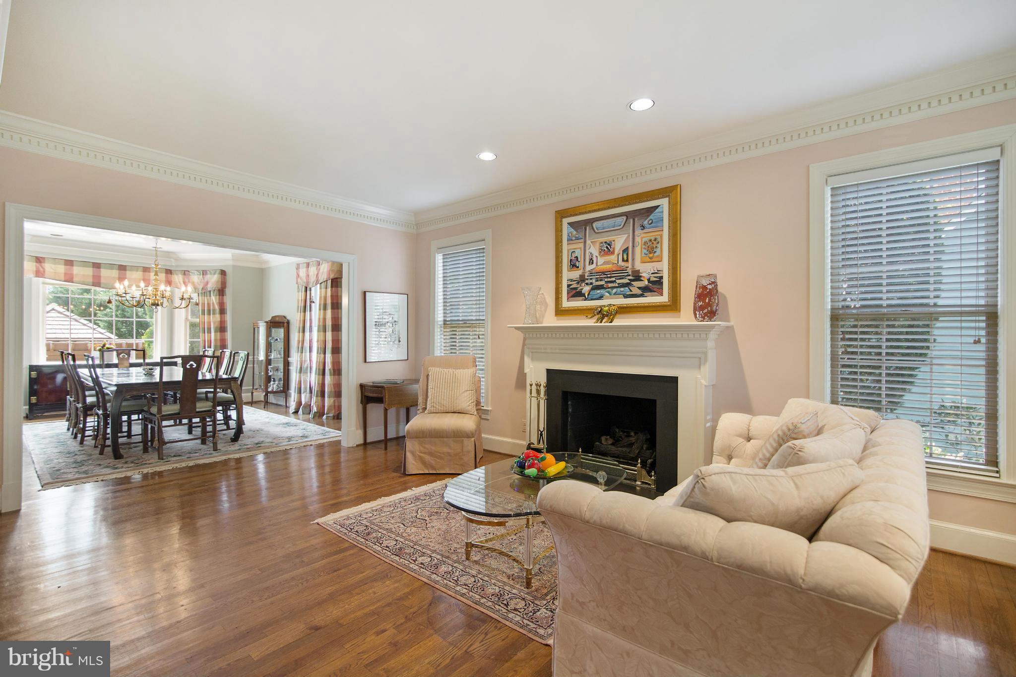 6604 Quaker Ridge Road Rockville, MD 20852 - Photo 2 of 29 Living Room