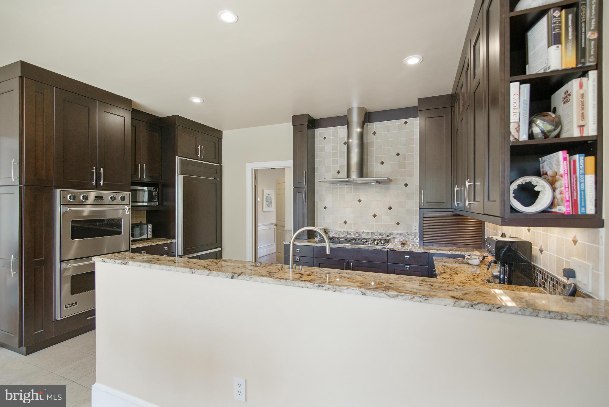 6604 Quaker Ridge Road Rockville, MD 20852 - Photo 11 of 29 Kitchen