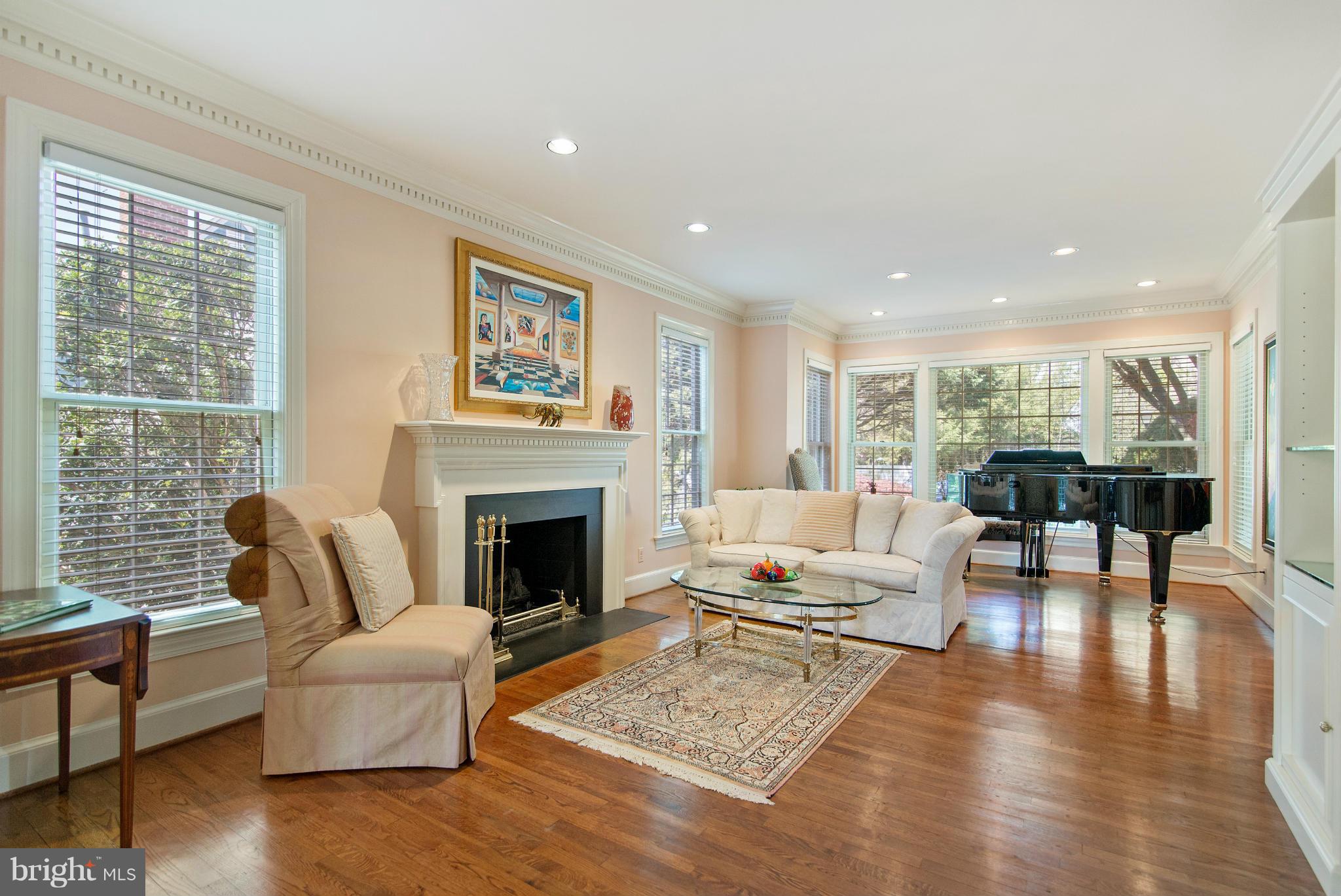 6604 Quaker Ridge Road Rockville, MD 20852 - Photo 3 of 29 Living Room