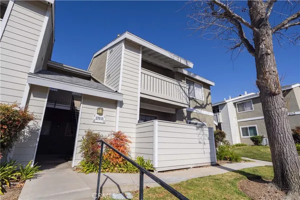 $376,000 | 27610 Susan Beth Way, Unit C, Saugus, CA 91350