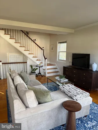 $2,300 | 1921 North Quaker Lane, Alexandria, VA 22302