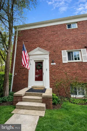$2,300 | 1921 North Quaker Lane, Alexandria, VA 22302