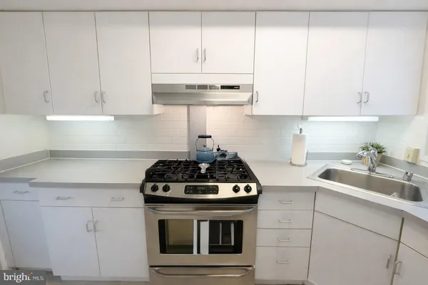 $2,300 | 1921 North Quaker Lane, Alexandria, VA 22302