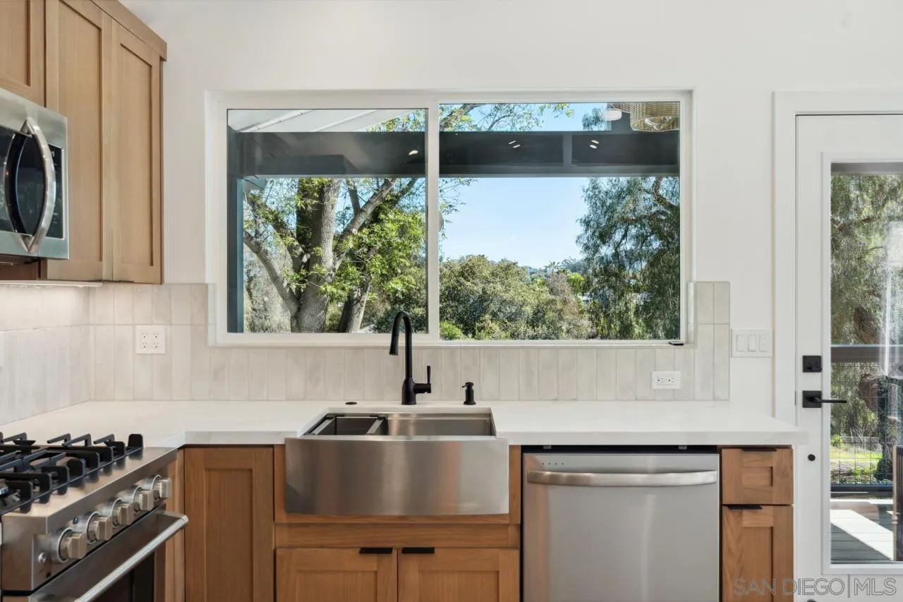 986 Phillips Street Vista, CA 92083 - Photo 11 of 55