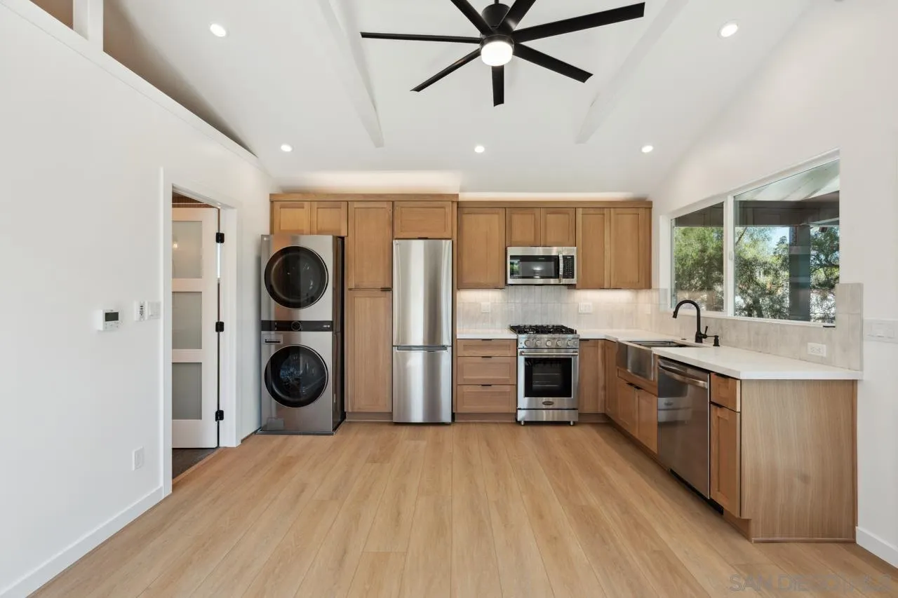 986 Phillips Street Vista, CA 92083 - Photo 4 of 55