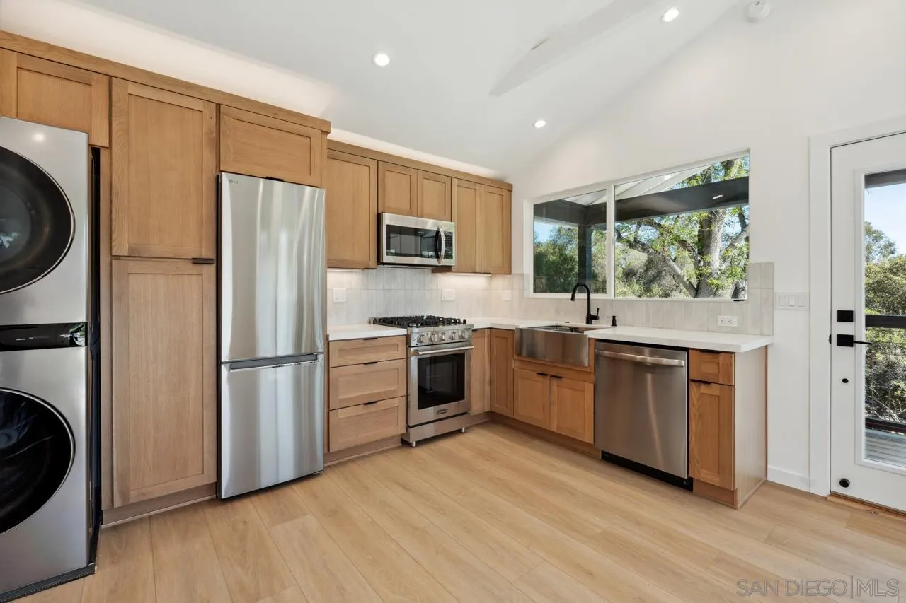 986 Phillips Street Vista, CA 92083 - Photo 6 of 55