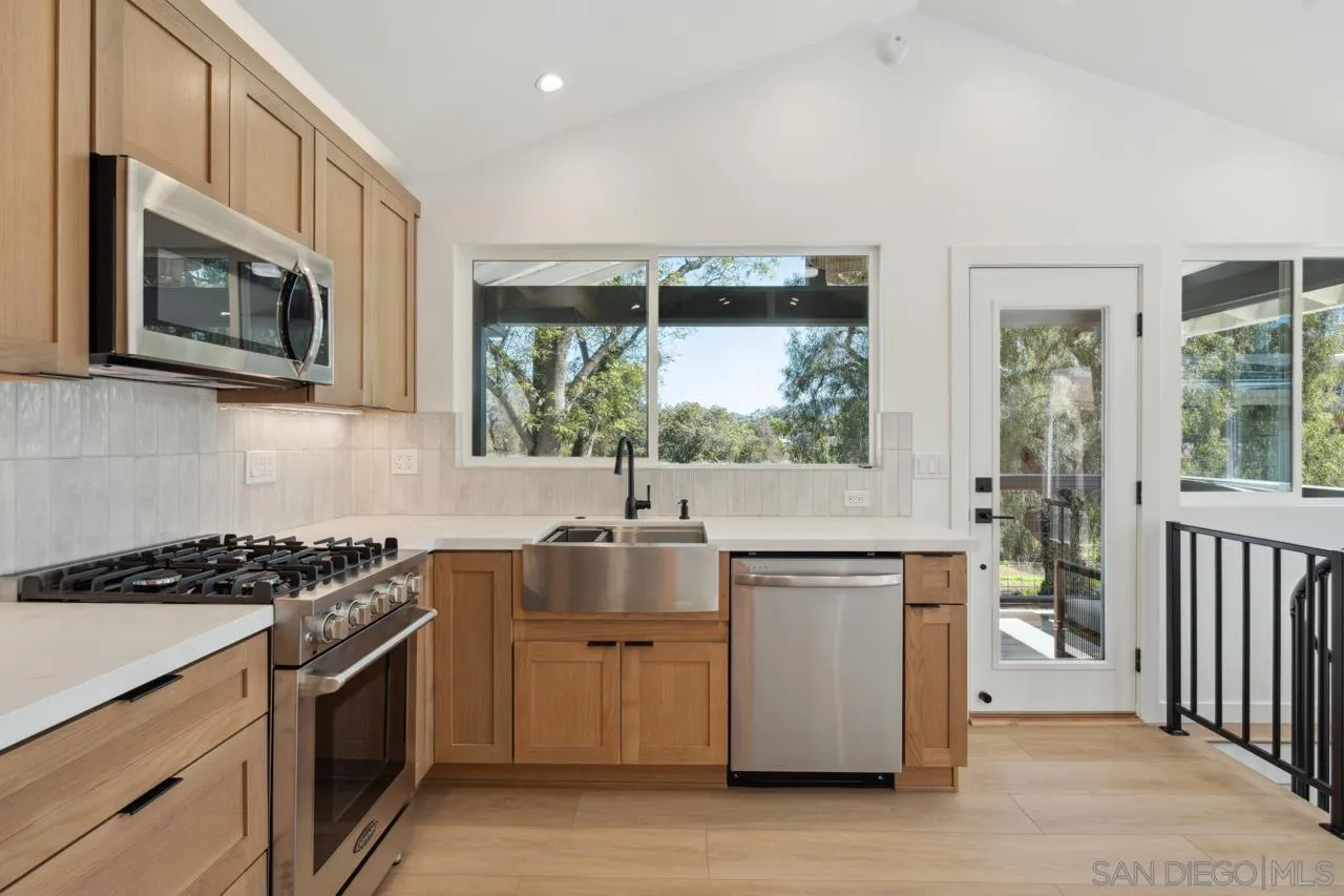 986 Phillips Street Vista, CA 92083 - Photo 10 of 55