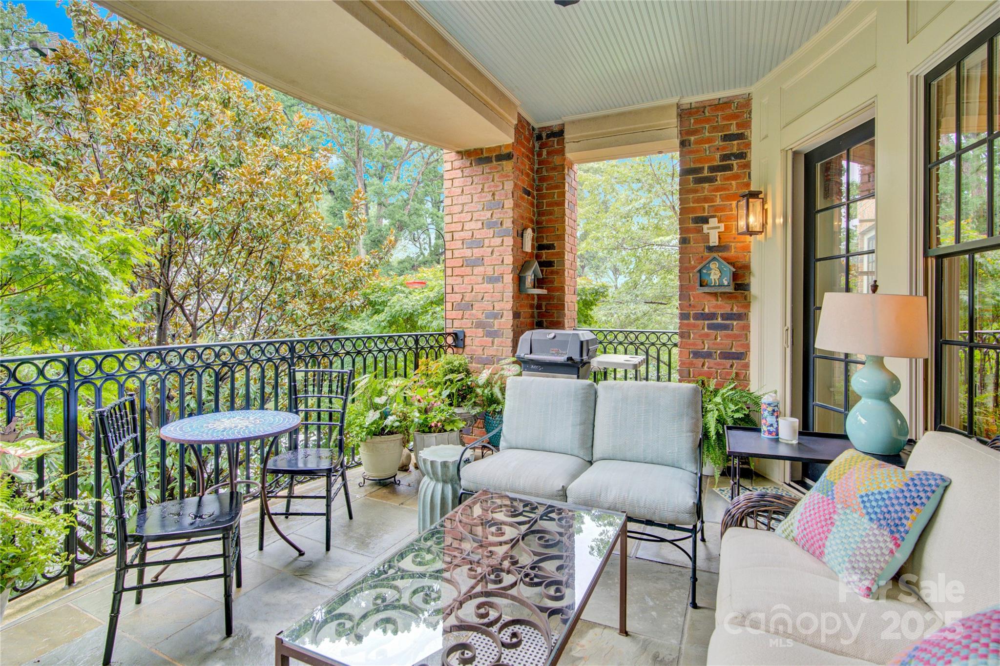 164 Cherokee Road Charlotte, NC 28207 - Photo 29 of 32 a living room with furniture and a window
