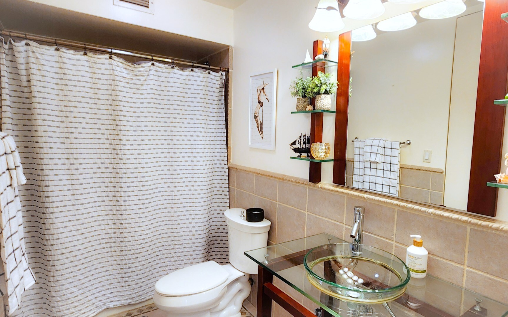 5901 North Sheridan Road, Unit 16C Chicago, IL 60660 - Photo 13 of 28 a bathroom with a toilet a sink and mirror