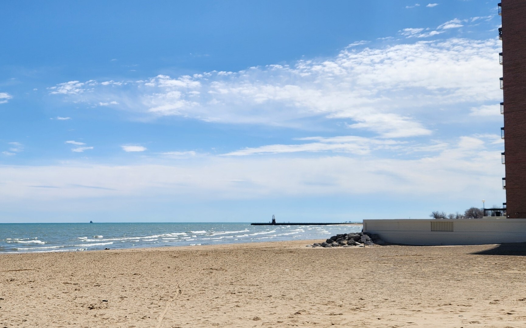 5901 North Sheridan Road, Unit 16C Chicago, IL 60660 - Photo 21 of 28 a view of beach and ocean