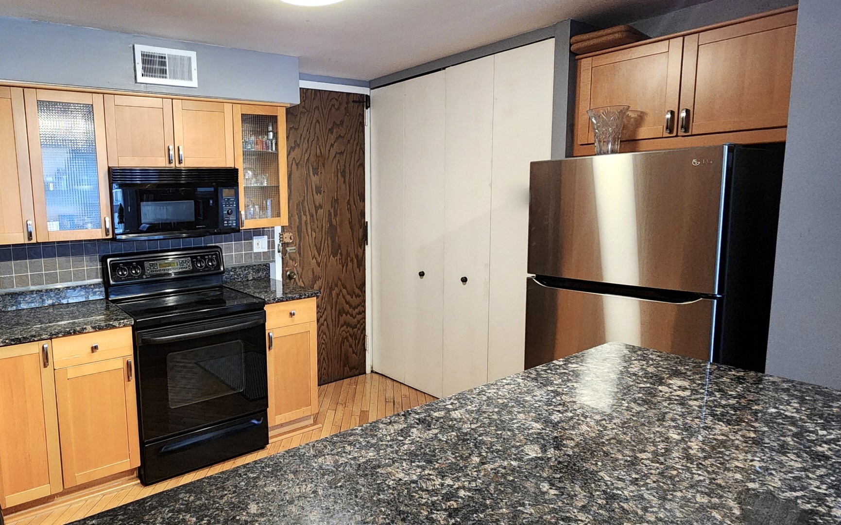 5901 North Sheridan Road, Unit 16C Chicago, IL 60660 - Photo 8 of 28 a kitchen with a refrigerator stove and microwave