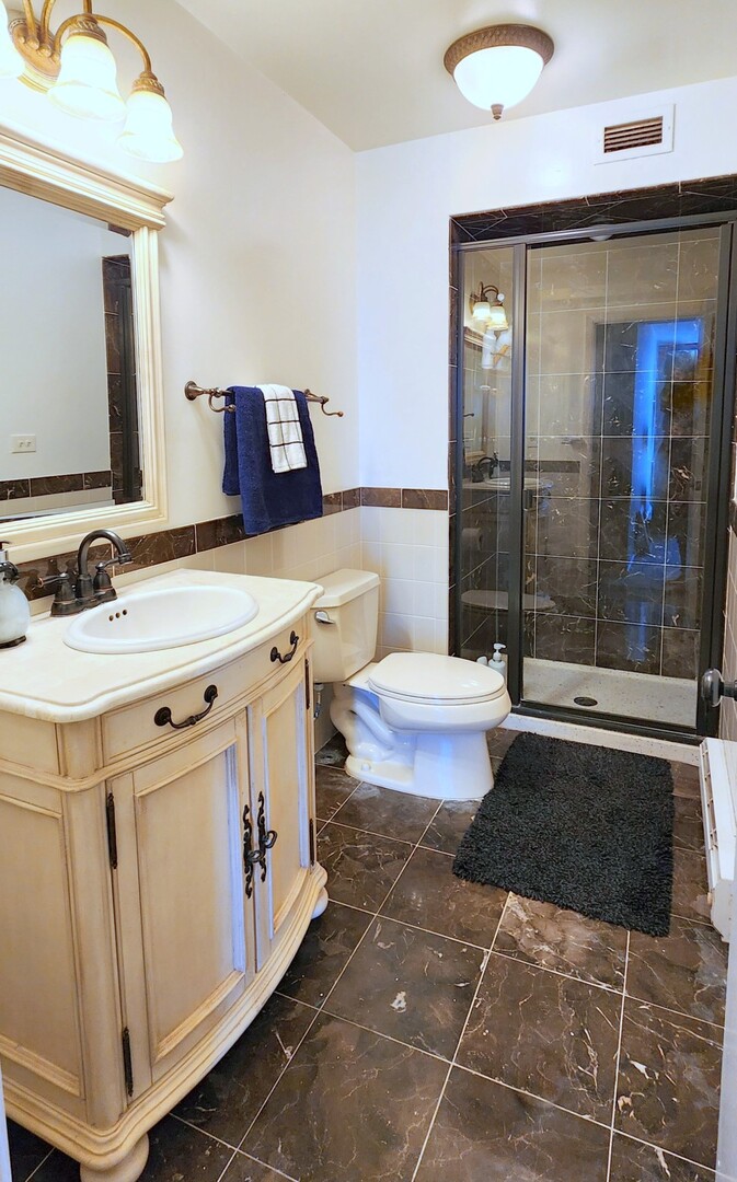 5901 North Sheridan Road, Unit 16C Chicago, IL 60660 - Photo 10 of 28 a bathroom with a sink a toilet and mirror