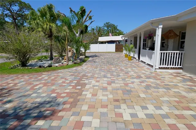 $675,000 | 411 Pameto Road, Nokomis, FL 34275