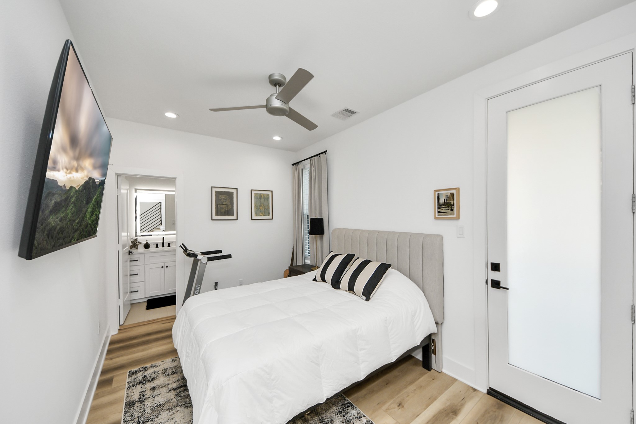 1044 West 17th Street Houston, TX 77008 - Photo 6 of 48 a bedroom with a bed and a flat screen tv