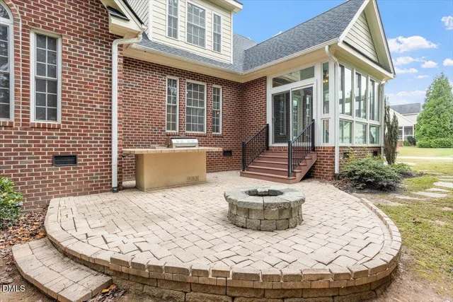 a view of a house with backyard