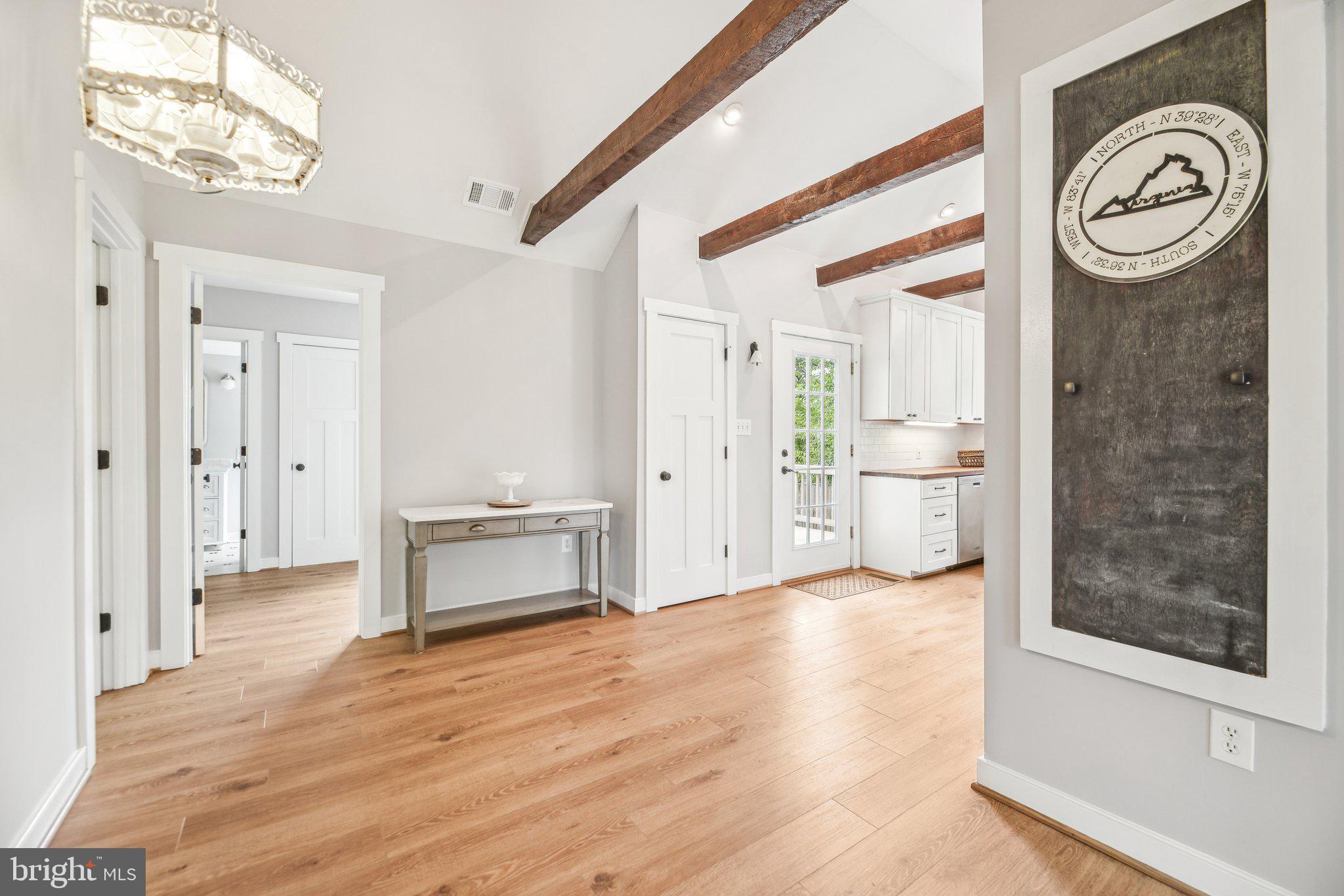 39913 Thomas Mill Road Leesburg, VA 20175 - Photo 20 of 46 a view of a hallway with bathroom