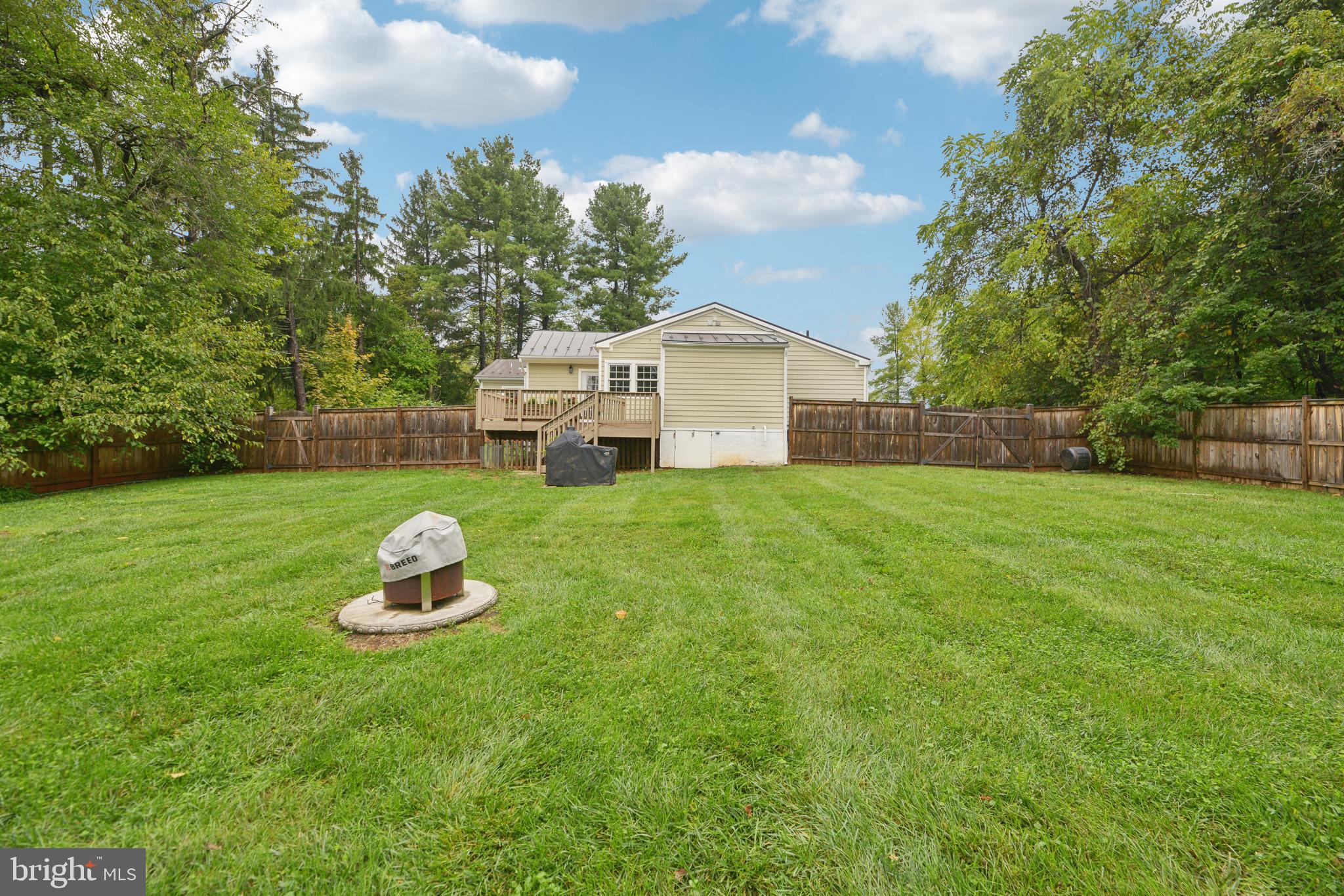 39913 Thomas Mill Road Leesburg, VA 20175 - Photo 42 of 46 a view of a house with backyard and garden