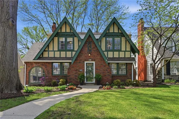 $469,950 | 1233 West 72 Street, Kansas City, MO 64114
