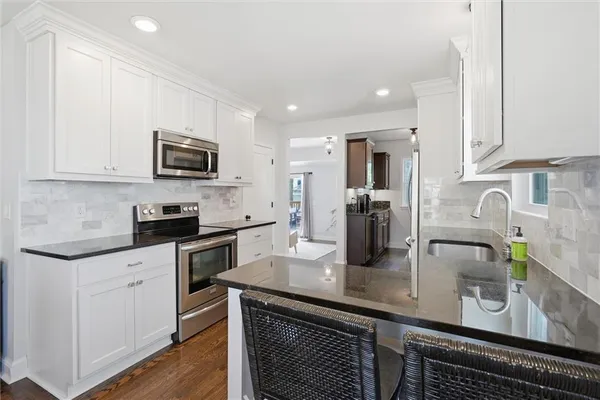 $469,950 | 1233 West 72 Street, Kansas City, MO 64114