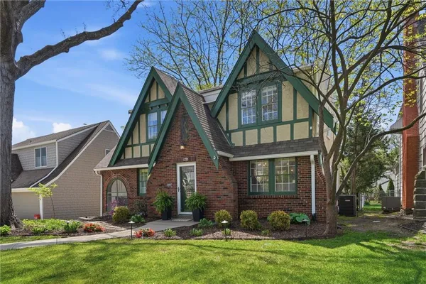 $469,950 | 1233 West 72 Street, Kansas City, MO 64114