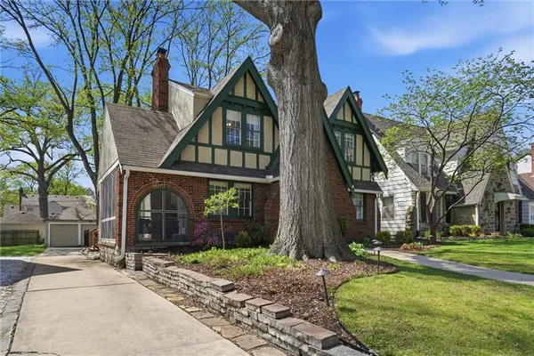 $469,950 | 1233 West 72 Street, Kansas City, MO 64114