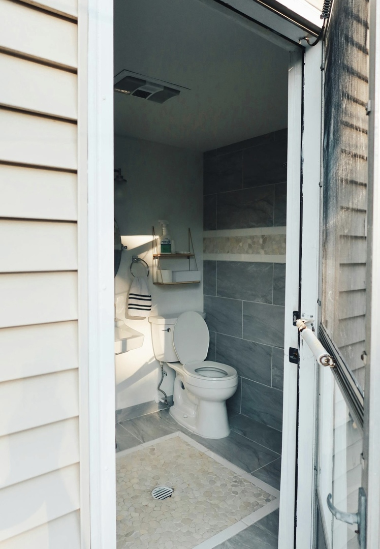 42 West Taylor Road Lombard, IL 60148 - Photo 31 of 36 a bathroom with a toilet and a shower
