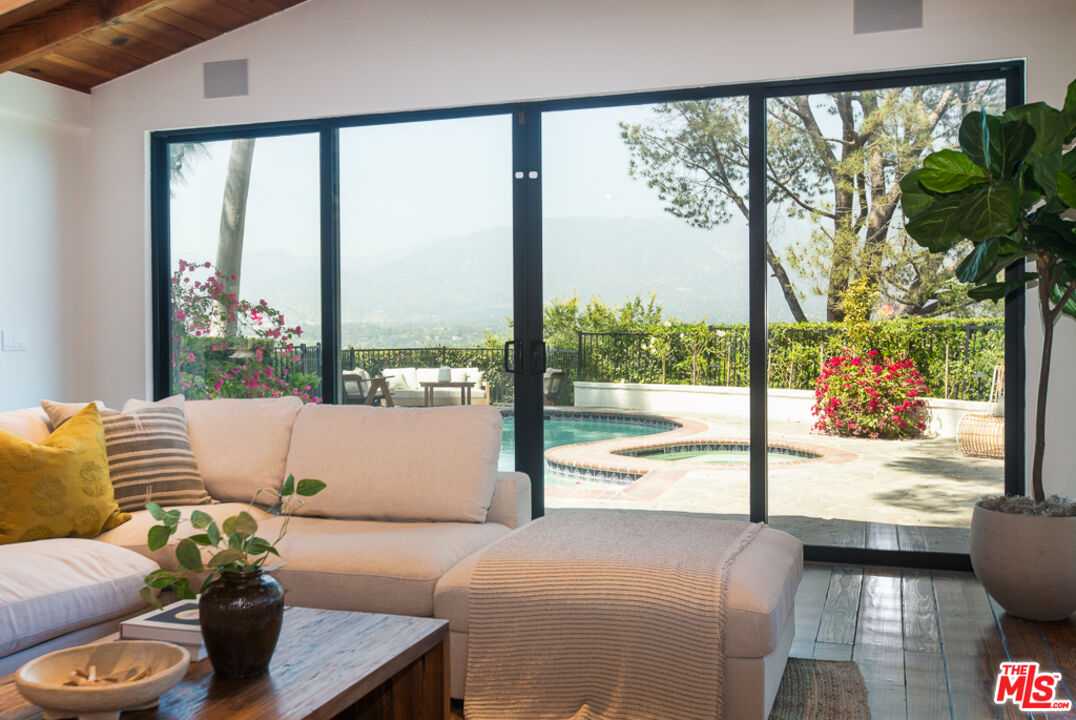 993 Glen Oaks Boulevard Pasadena, CA 91105 - Photo 8 of 49