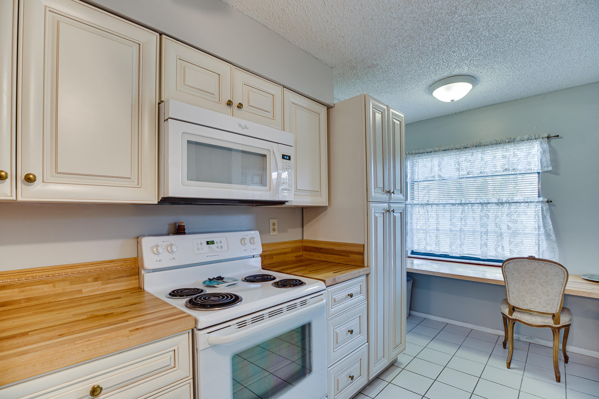 6008 Indrio Road, Unit C8 Fort Pierce, FL 34946 - Photo 3 of 32 Kitchen