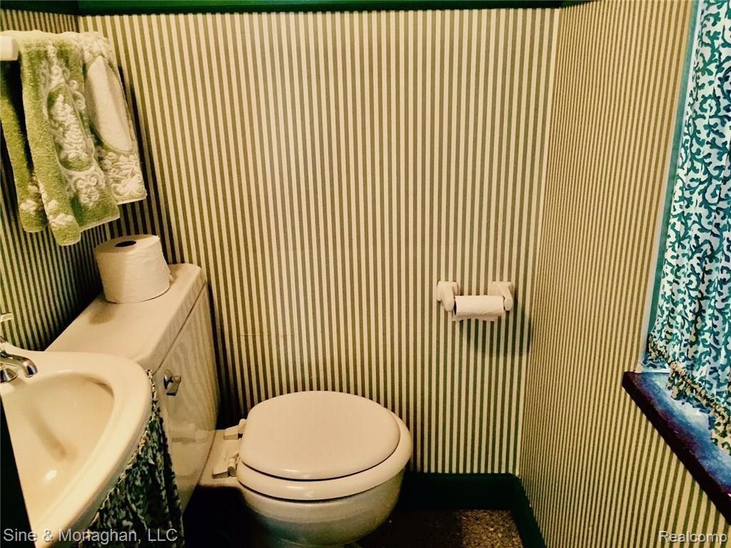 1761 Roslyn Road Grosse Pointe, MI 48236 - Photo 14 of 21 1761 Roslyn half bath USE.JPG