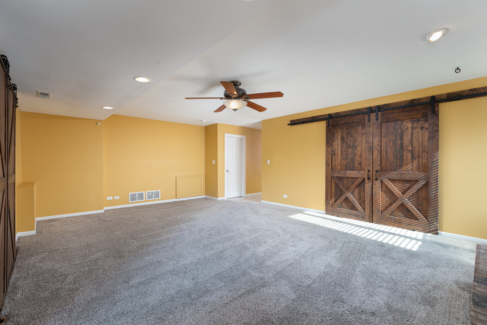 729 East Bauer Road Naperville, IL 60563 - Photo 23 of 57 a view of a livingroom with a ceiling fan