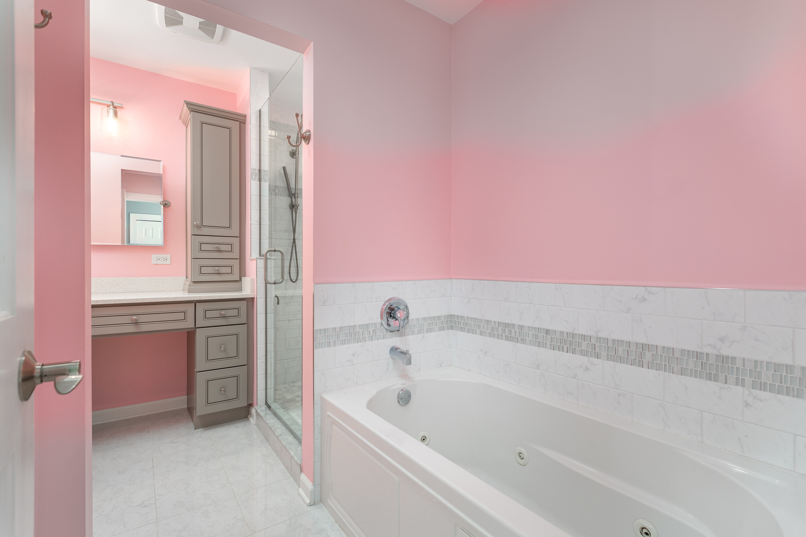 729 East Bauer Road Naperville, IL 60563 - Photo 32 of 57 a bathroom with a bathtub sink and mirror