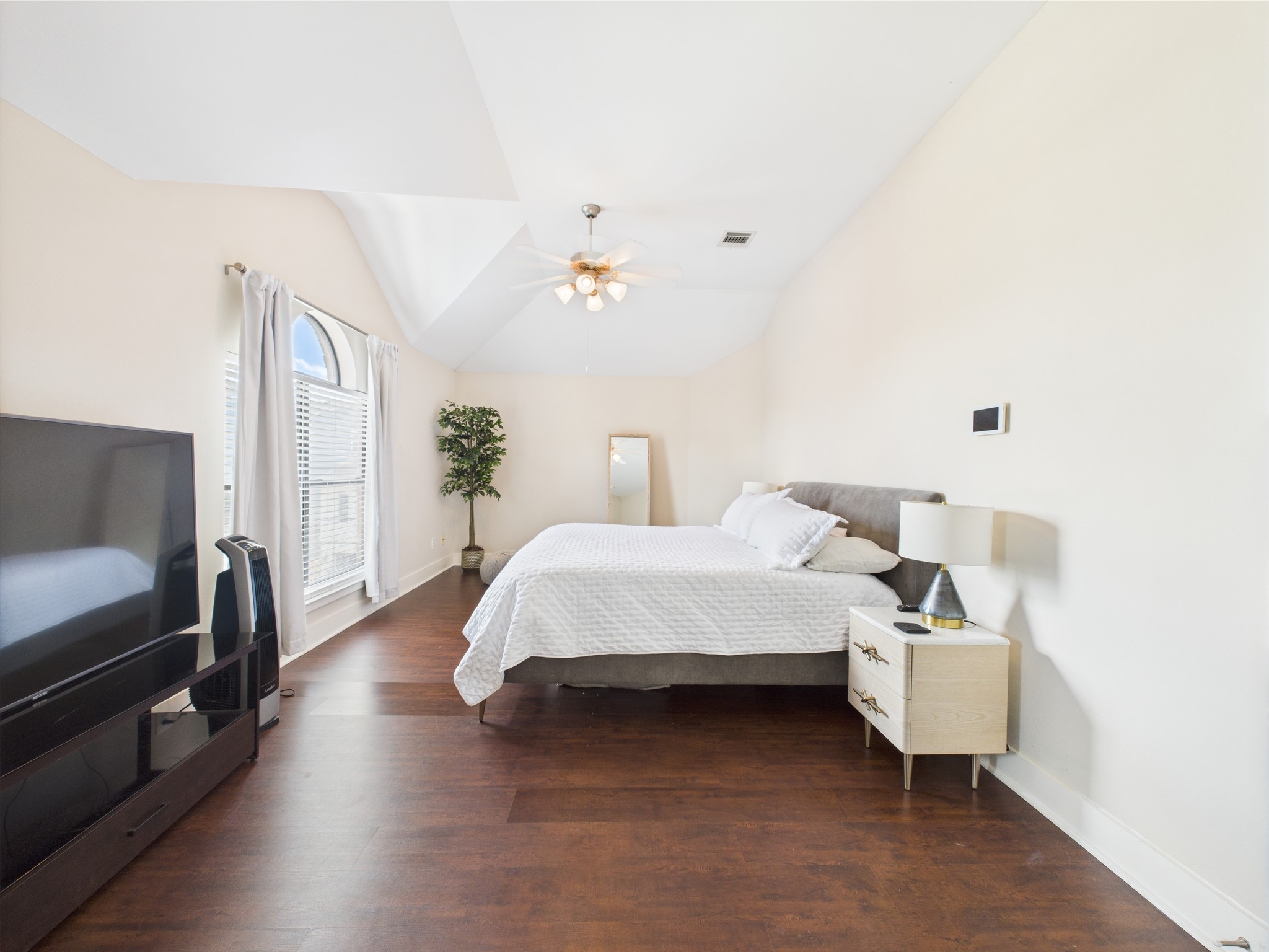 5810 Darling Street, Unit F Houston, TX 77007 - Photo 13 of 38 Primary bedroom (3rd floor)