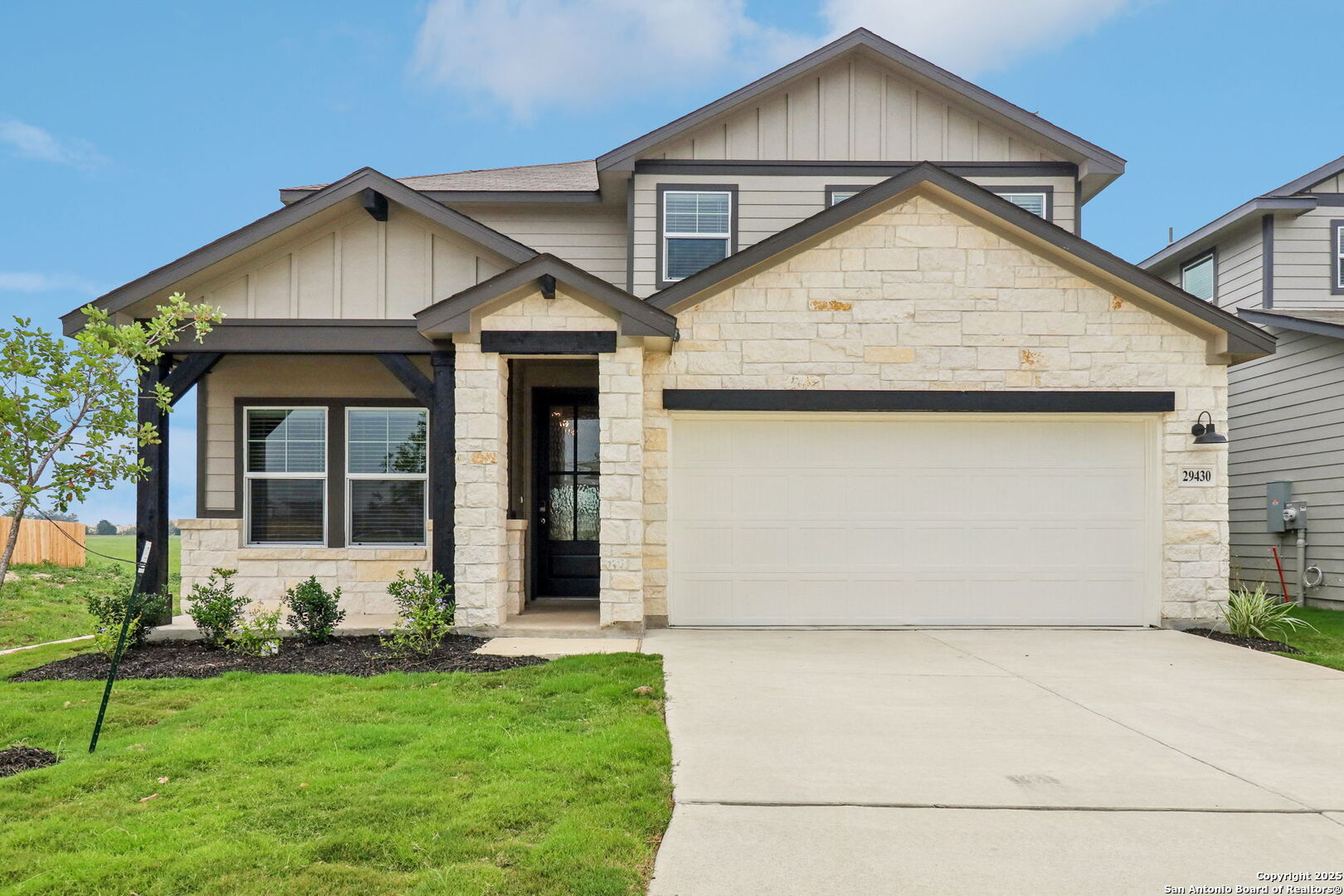 a view of a house with yard