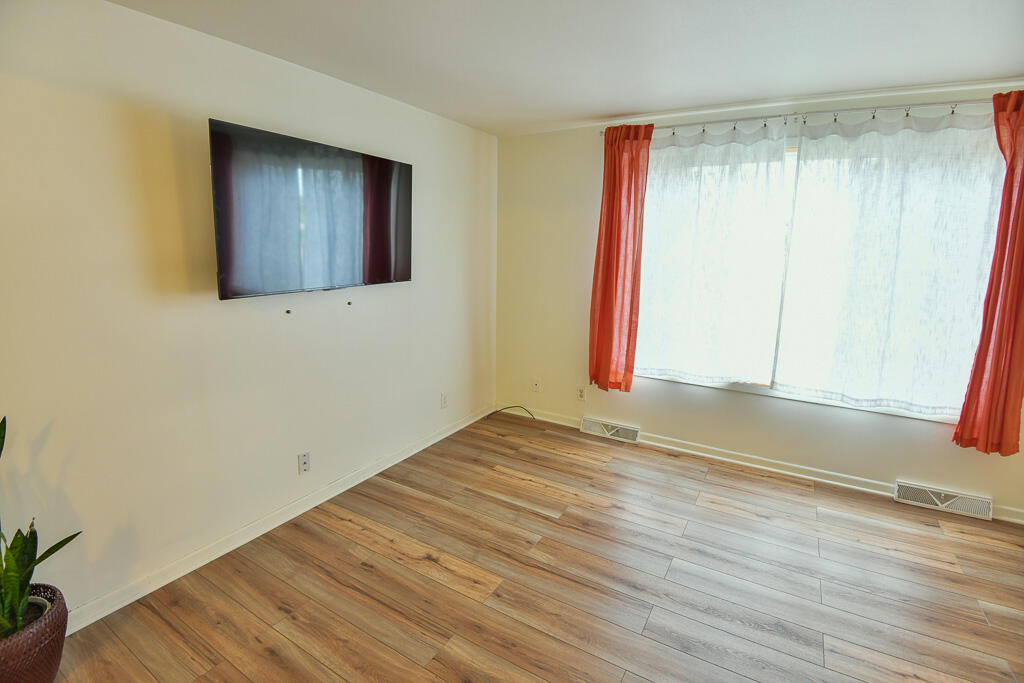 11510 270th Avenue Salem Lakes, WI 53179 - Photo 4 of 22 UPPER LEVEL LIVING ROOM