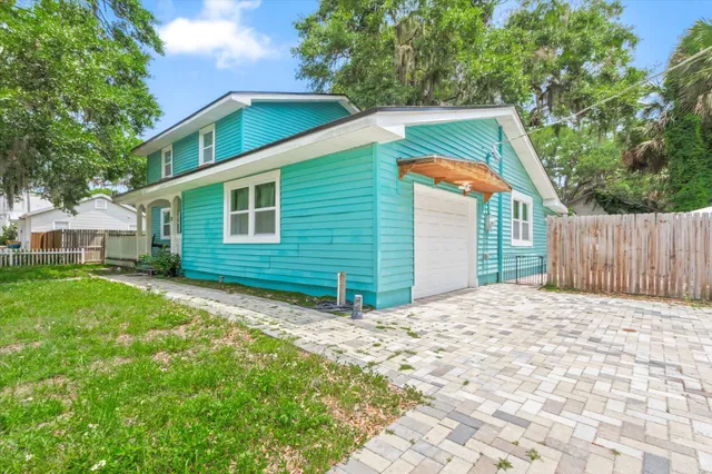 a view of a house with backyard