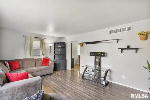 $180,000 | 337 5th St Court, Silvis, IL 61282