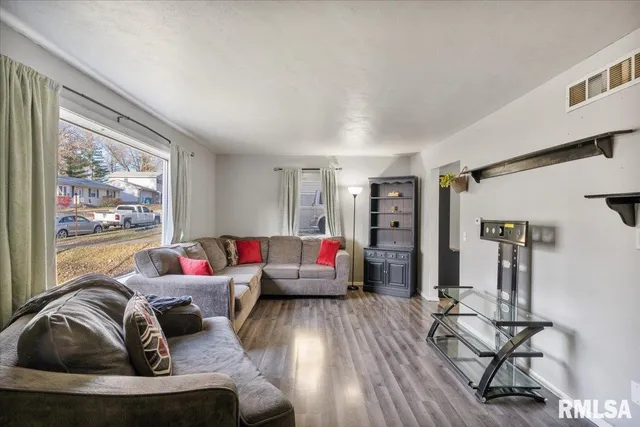 $180,000 | 337 5th St Court, Silvis, IL 61282