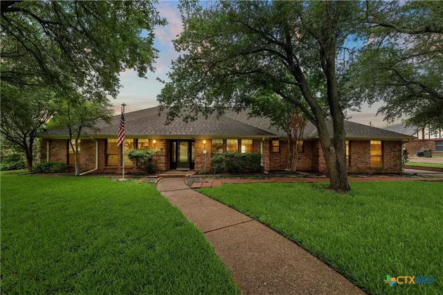 $565,000 | 8216 Teakwood Drive, Woodway, TX 76712