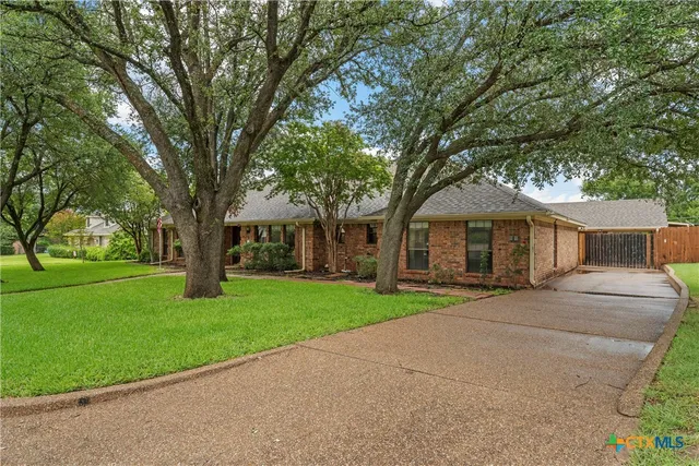 $565,000 | 8216 Teakwood Drive, Woodway, TX 76712