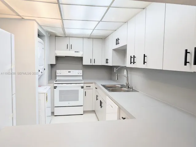 $2,200 | 10000 Northwest 80th Court, Unit 2211, Hialeah Gardens, FL 33016